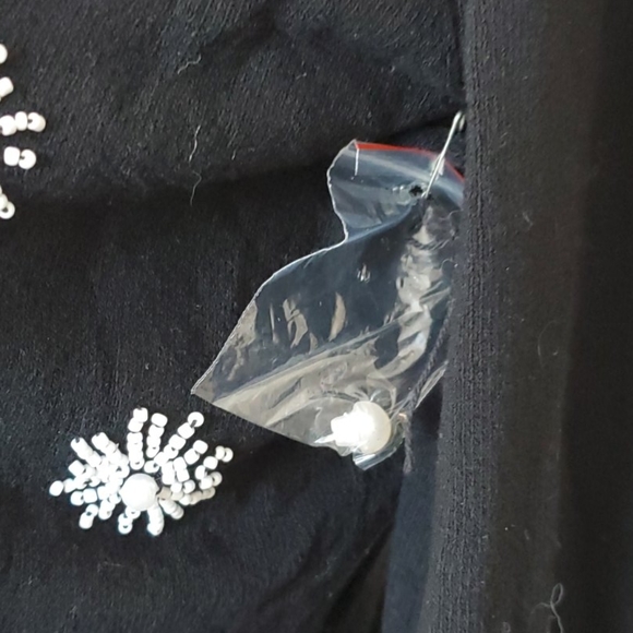 black-and-white woman's sweater - Picture 3 of 10